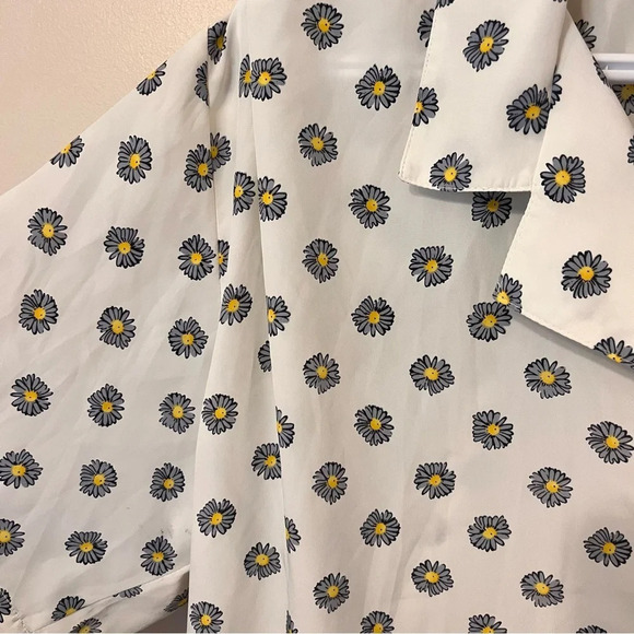 Daisy  Print Blouse - Picture 3 of 4